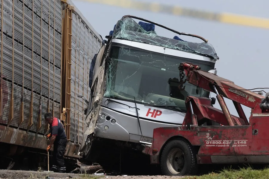 Un tren arrolla a un autobús y deja ocho muertos en el estado de México