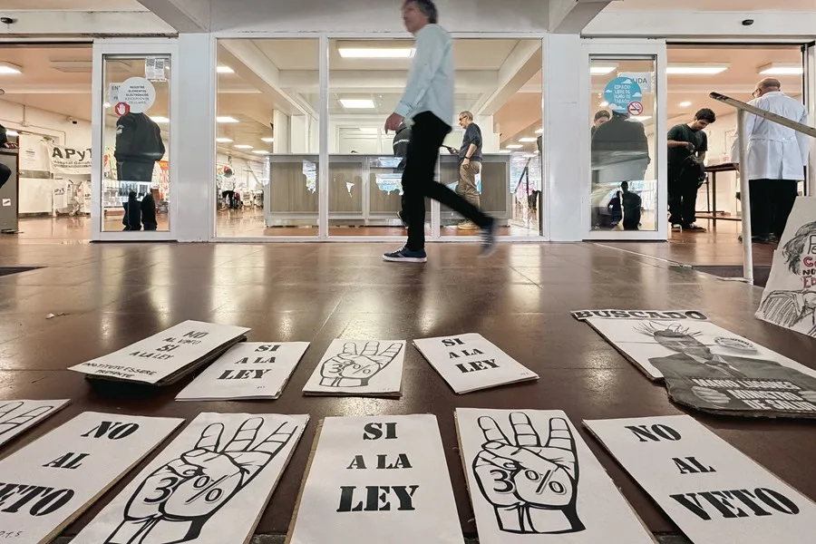 Universidades públicas y personal de salud en protestan en Argentina por los vetos de Milei a mayores fondos