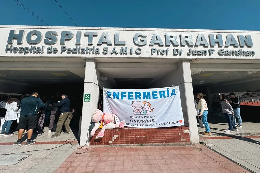 Universidades públicas y personal de salud en protestan en Argentina por los vetos de Milei a mayores fondos