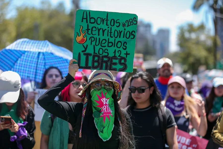 La marcha en Quito por el aborto libre se suma al reclamo indígena contra el Gobierno de Ecuador