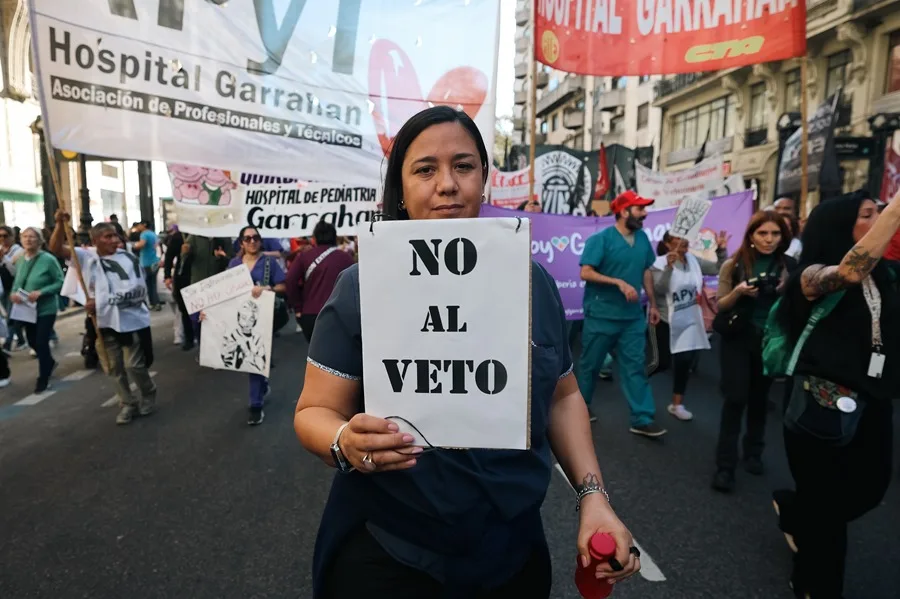 Trabajadores de universidades públicas y de la salud protestan en Argentina contra los vetos de Milei a mayores fondos