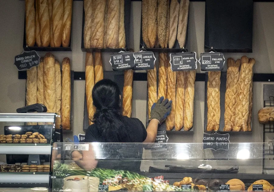 Mujeres, mayores y migrantes son "clave" ante la escasez de mano de obra, según informe de Bruselas. En la imagen, Una mujer trabaja en una panadería de San Sebastián (País Vasco, España) en una imagen de archivo. EFE/Javier Etxezarreta