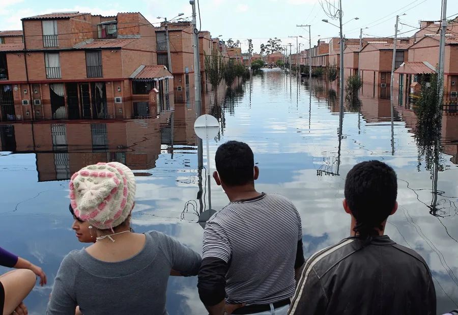 Habitantes observan sus hogares inundados