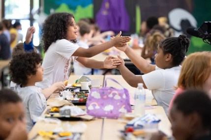 El 33% de las familias latinas en EE.UU. tuvieron problemas para alimentar a sus hijos en el verano