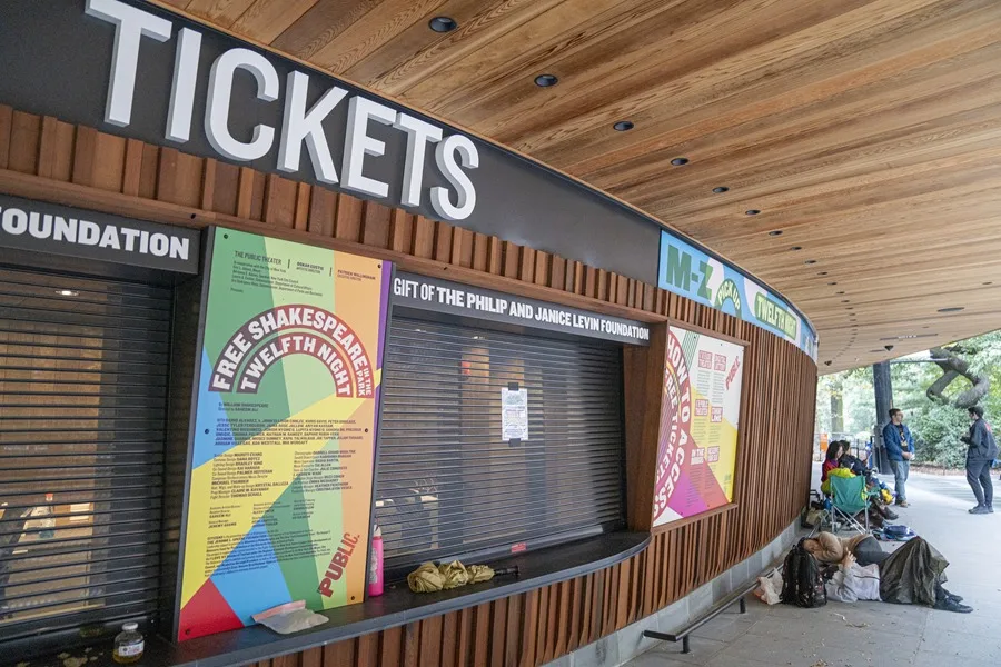 El arte de esperar en Nueva York: filas que aparecen por Shakespeare o por una pizza