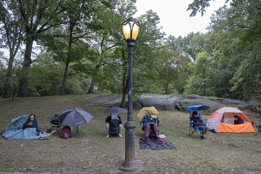 El arte de esperar en Nueva York: filas que aparecen por Shakespeare o por una pizza