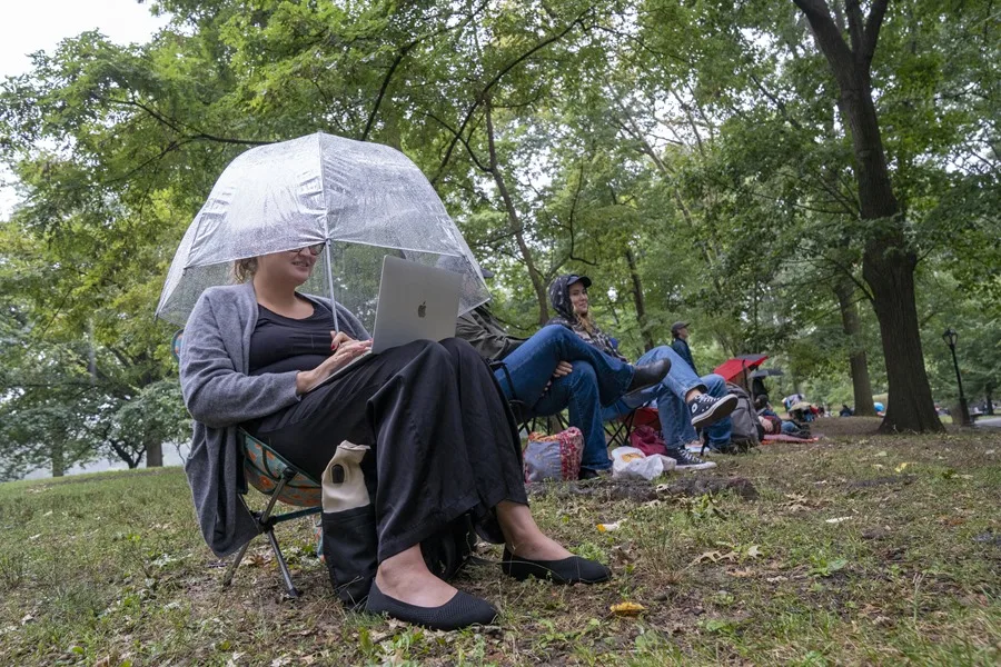 El arte de esperar en Nueva York: filas que aparecen por Shakespeare o por una pizza