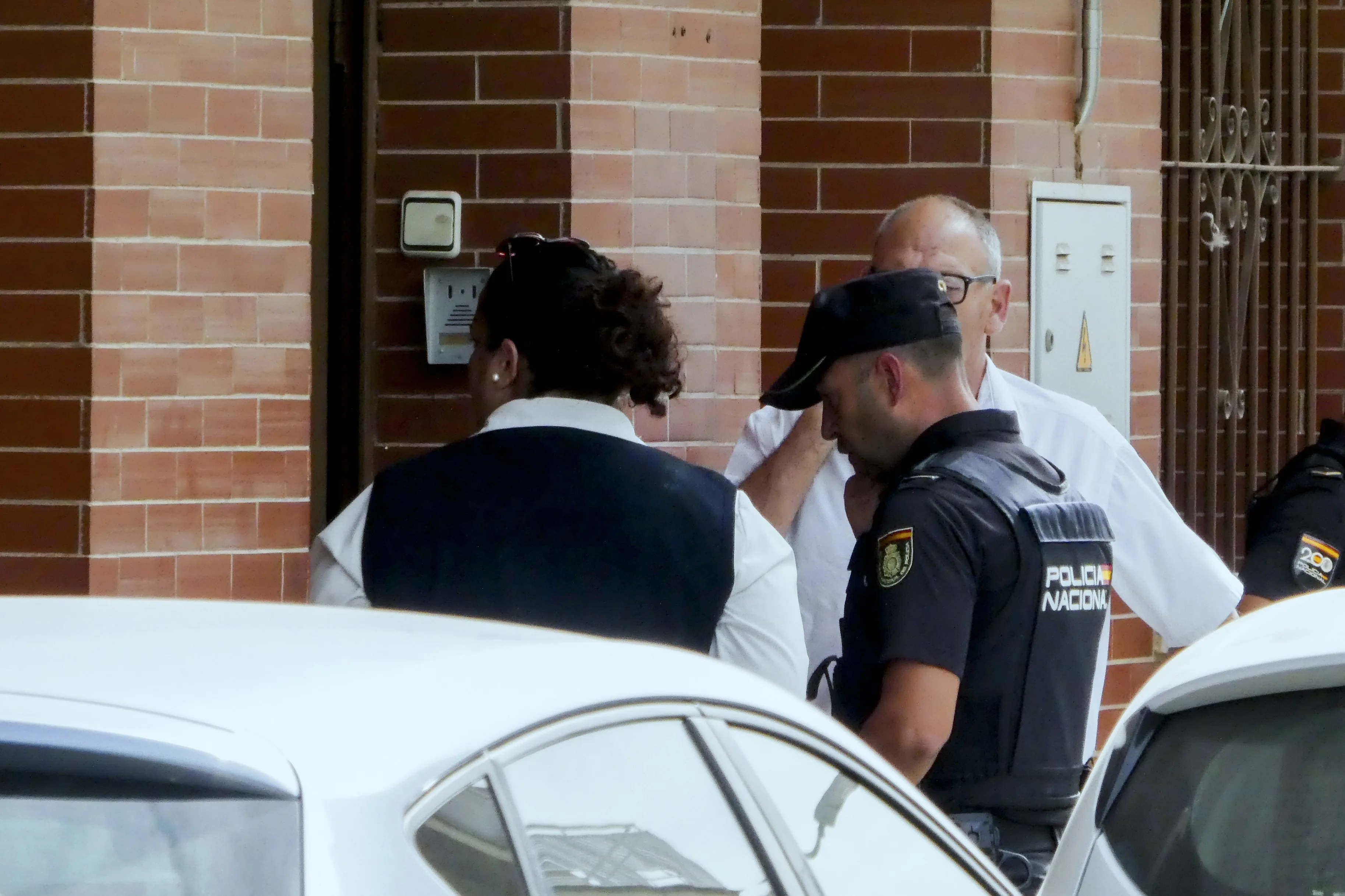 La Policía Nacional está investigando como un posible caso de violencia machista el hallazgo este domingo del cadáver de una mujer en el barrio de Valdezorras de Sevilla con signos de violencia.