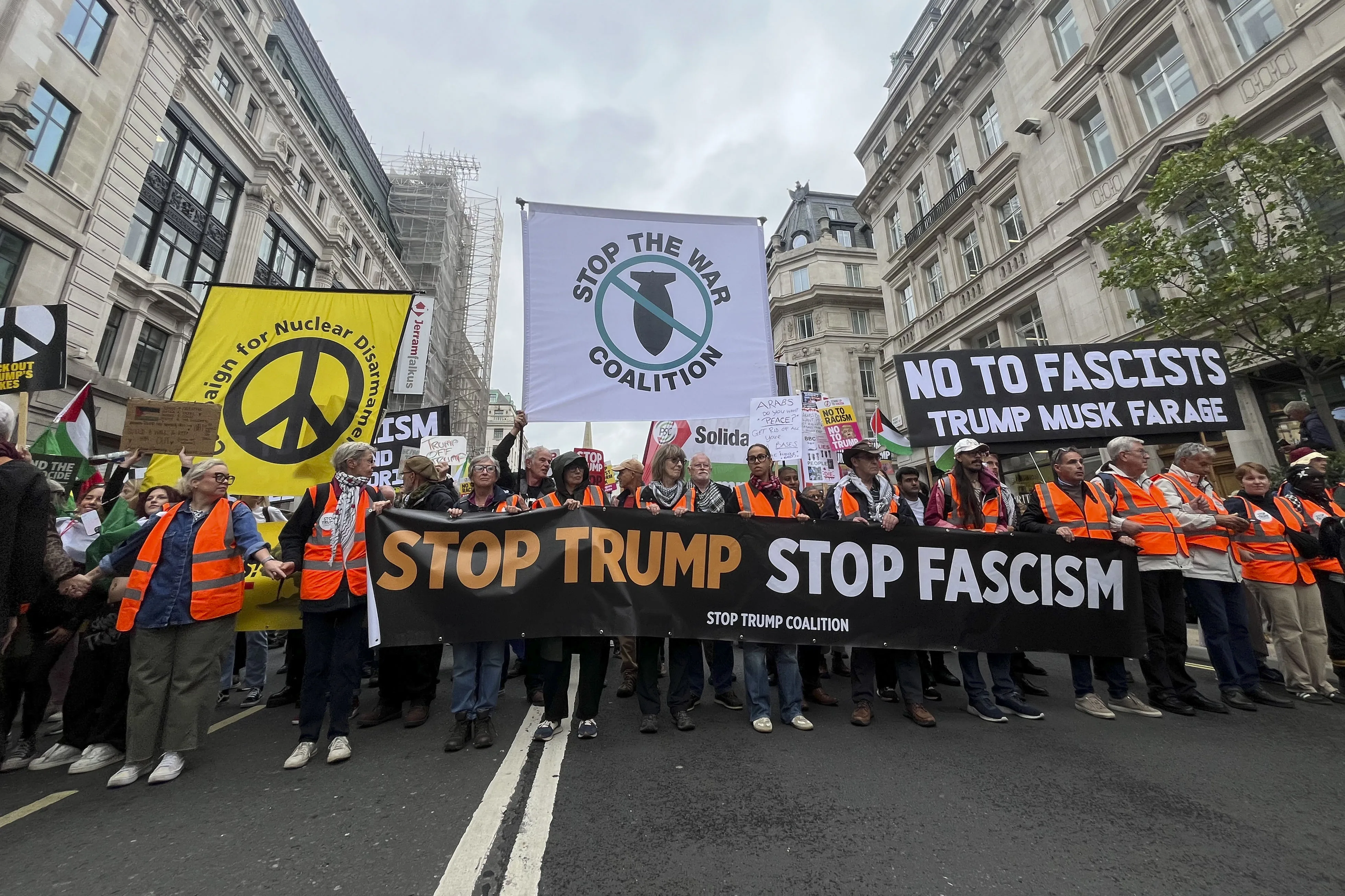 Miles de personas se concentraron en el centro de Londres para protestar ante la visita de Estado que el presidente de Estados Unidos, Donald Trump, empezó este miércoles al Reino Unido.