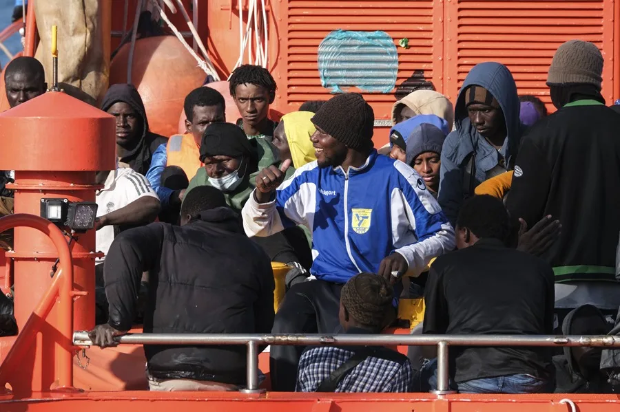 ONG piden a Bruselas retirar una propuesta para el retorno de migrantes irregulares. En la imagen, Migrantes en el puerto de Los Cristianos en Tenerife (Canarias, España) en una imagen de archivo. EFE/Alberto Valdés