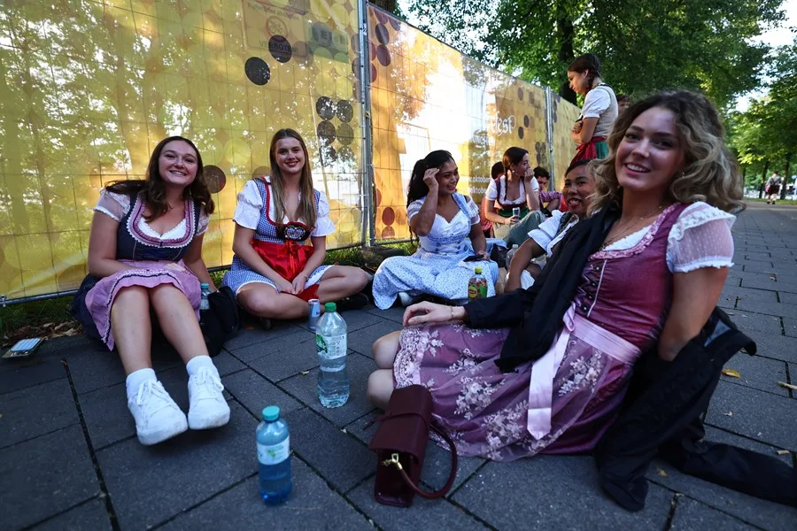 Visitantes en la apertura del Oktoberfest 2025 de Múnich. EFE/EPA/Anna Szilagyi