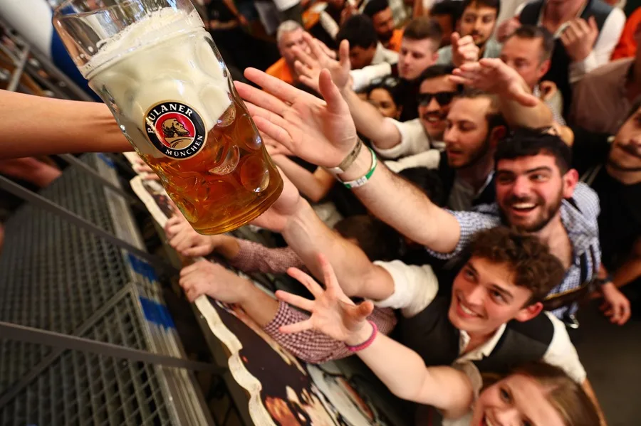 Visitantes en la apertura del Oktoberfest 2025 de Múnich. EFE/EPA/Anna Szilagyi