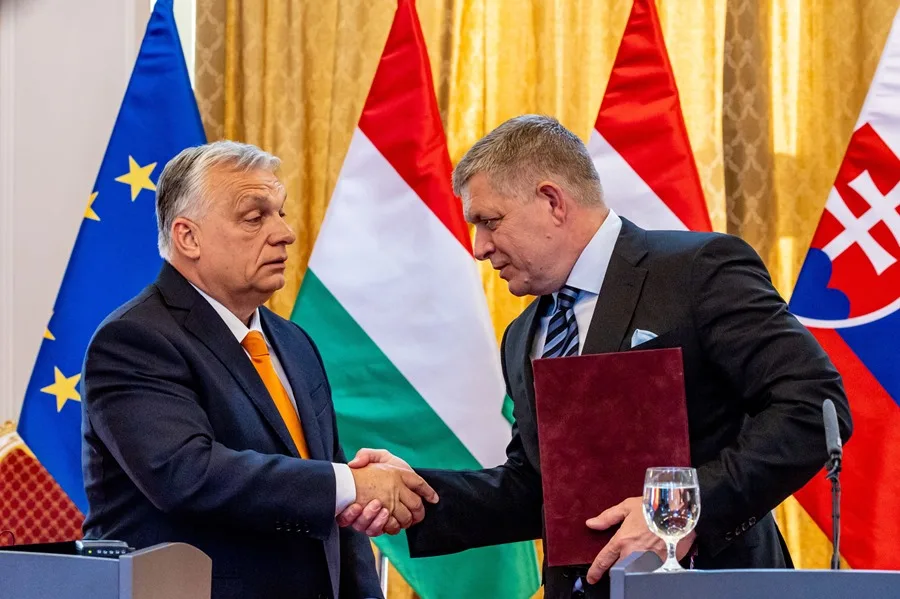 Orbán estrecha la mano a Fico. En la imagen, El primer ministro húngaro, Viktor Orbán (i), estrecha la mano a su homólogo eslovaco, Robert Fico (d), en una rueda de prensa en Bratislava, Eslovaquia, en una imagen de archivo. EFE/EPA/MARTIN DIVISEK