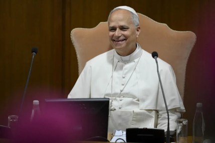 El papa dice a los obispos que los abusos en la Iglesia "no pueden meterse en un cajón"
