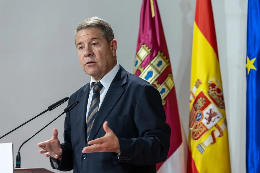 Page aboga por que la UE aborde políticas de seguridad con "una perspectiva muy amplia". En la imagen, El jefe del Ejecutivo regional, Emiliano García-Page, durante un acto en Toledo, España, en una imagen de archivo. EFE/Ángeles Visdómine