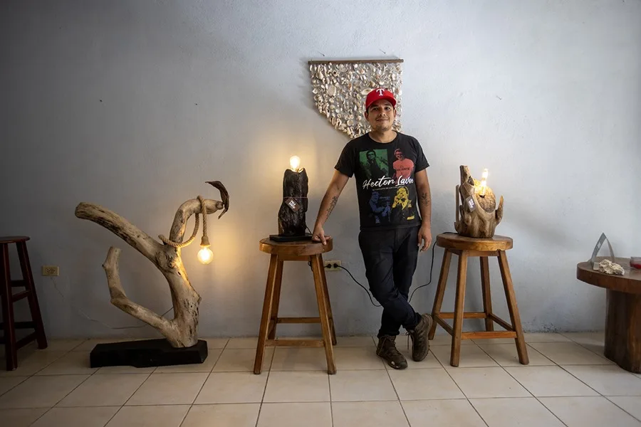 Paul Gómez: el artesano nicaragüense que transforma la madera del mar en arte y memoria