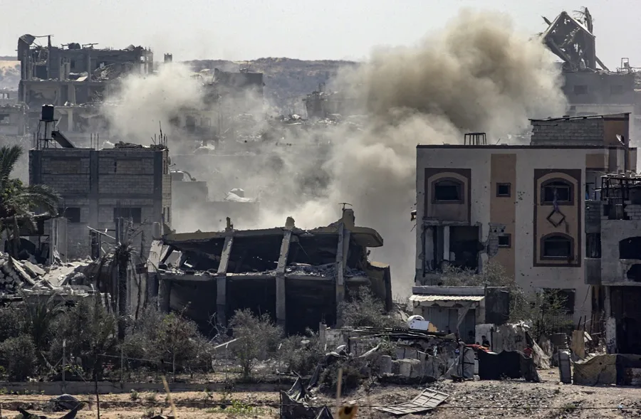 Parlamento Europeo aplaude la idea de suspender el acuerdo con Israel pero no habla de genocidio en Gaza. En la imagen, Vista de una columna de humo después de un ataque israelí en el barrio Al Sheikh Redwan, Gaza, el pasado 30 de agosto. EFE/EPA/MOHAMMED SABER
