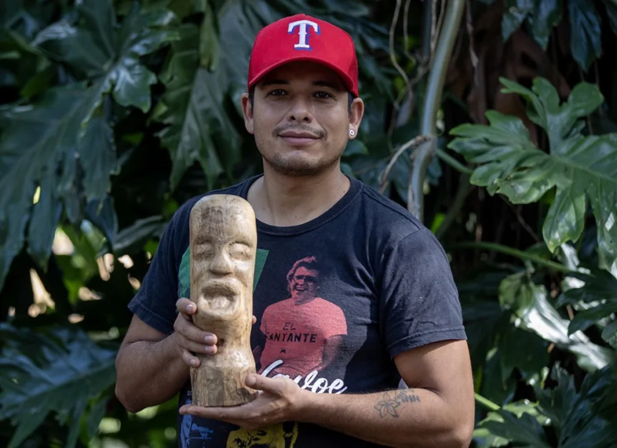 Paul Gómez: el artesano nicaragüense que transforma la madera del mar en arte y memoria