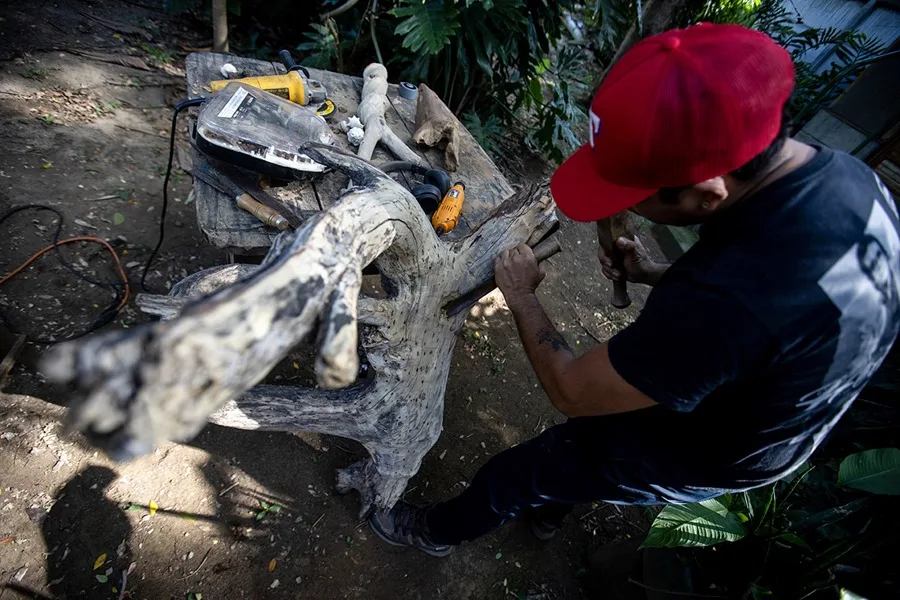 Paul Gómez: el artesano nicaragüense que transforma la madera del mar en arte y memoria