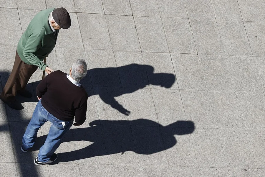 Pensionistas españoles denuncian en la Eurocámara la "discriminación" en las jubilaciones anticipadas. En una imagen, Unos jubilados charlan en una calle de Bilbao (País Vasco, España) en una imagen de archivo. EFE/Luis Tejido