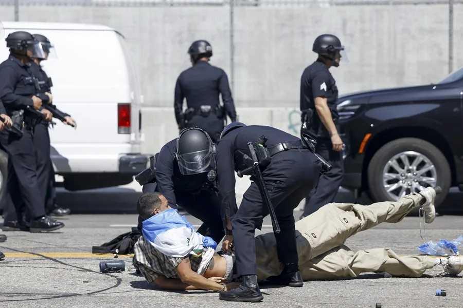 La Casa Blanca dice que los arrestos de migrantes siguen "muchos factores" y no un perfil racial