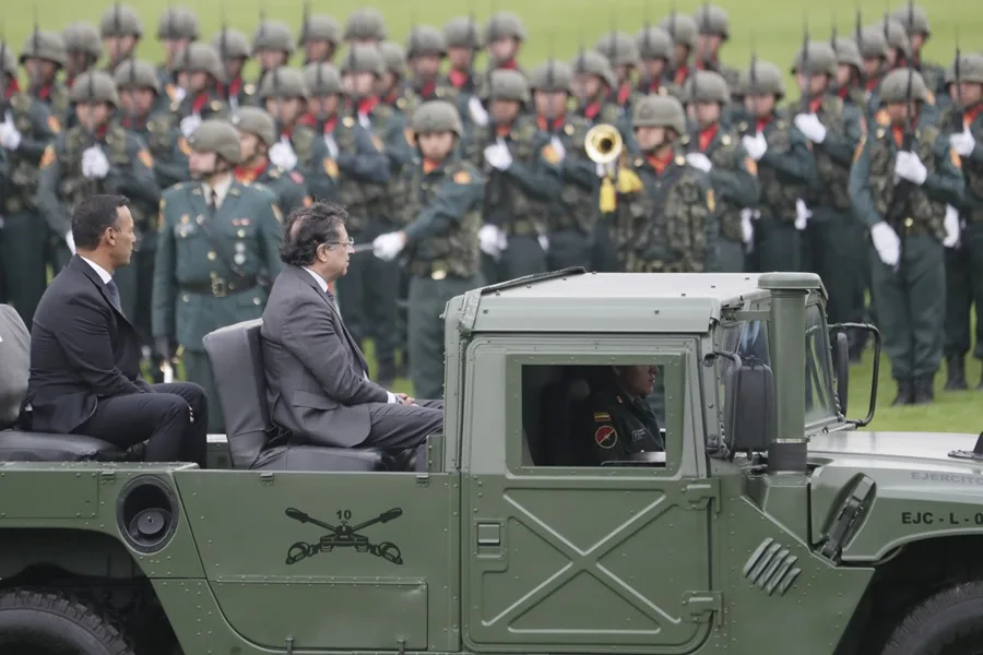 Abren indagación a dos militares de Colombia por permitir una infiltrada en la seguridad de Petro