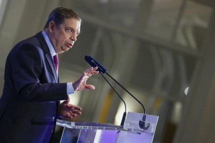 Planas pide no enfrentar "tanques y tractores" con la próxima financiación de la Unión Europea. En la imagen, El ministro español de Agricultura, Pesca y Alimentación, Luis Planas, protagoniza el desayuno informativo de Fórum Europa este jueves en Madrid. EFE/ Javier Lizón