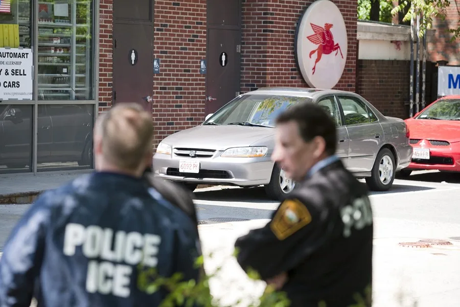 Un agente de ICE mata a tiros a un hombre que se resistía al arresto en el área de Chicago (EE.UU.)