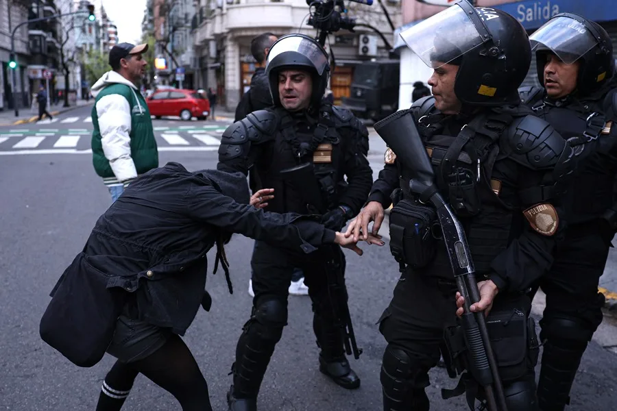 Miles de personas marchan en Argentina para exigir justicia para las víctimas de un triple feminicidio
