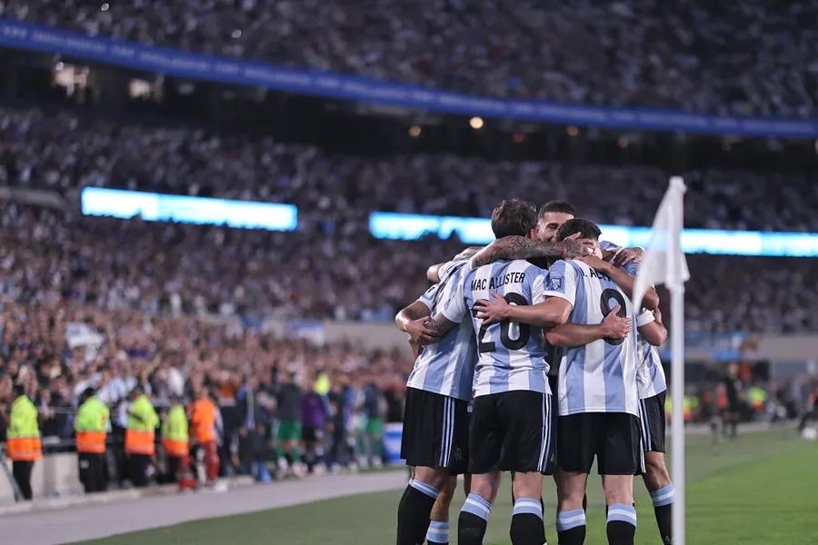 Argentina, líder indiscutida de las eliminatorias sudamericanas pese al cierre con derrota