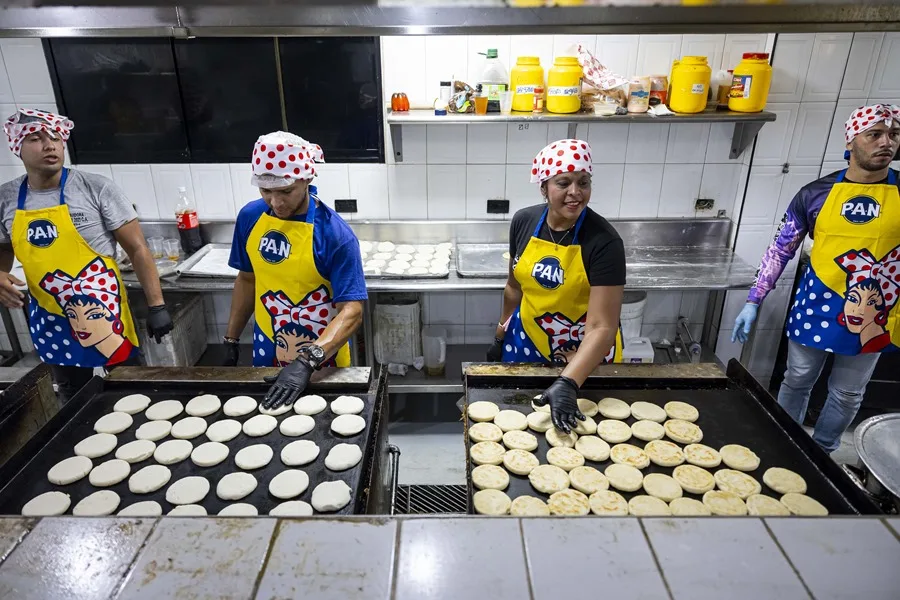 Un grupo de venezolanos se une por la meta de preparar 20.000 arepas en su Día Mundial