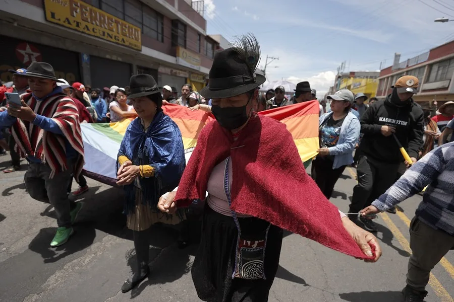 El presidente de Ecuador dice que no cederá ante quienes quieren "desestabilizar el país"