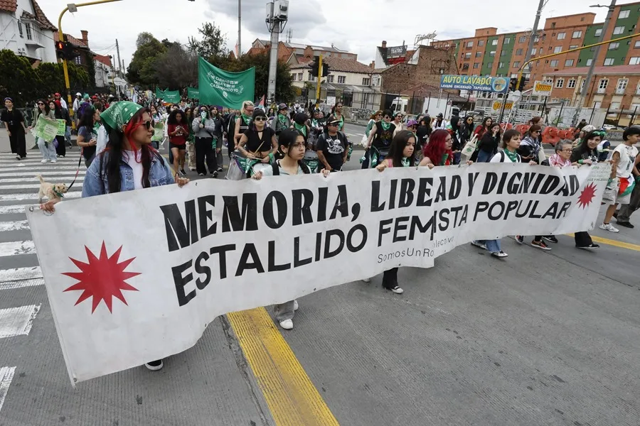Más de medio centenar de mujeres marchan en Bogotá por el acceso "pleno y legal" al aborto