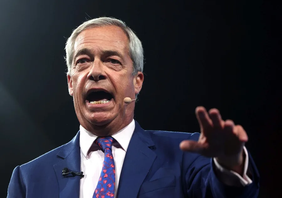 Reform UK eliminará la residencia permanente para migrantes si llega al poder en Reino Unido. En la imagen, El líder del partido Reform UK, Nigel Faragem durante un acto en Birmingham, Reino Unido, el pasado 6 de septiembre. EFE/EPA/NEIL HALL
