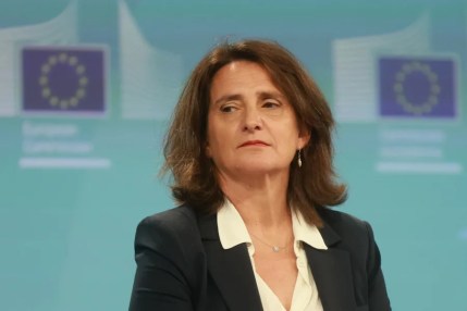 Ribera: "Simplificar es bueno, pero mucho mejor garantizar que se cumplen los objetivos". En la imagen, La vicepresidenta ejecutiva de la Comisión Europea para la Transición Limpia, Justa y Competitiva, Teresa Ribera, durante una rueda de prensa este lunes en Bruselas, Bélgica. EFE/EPA/OLIVIER HOSLET