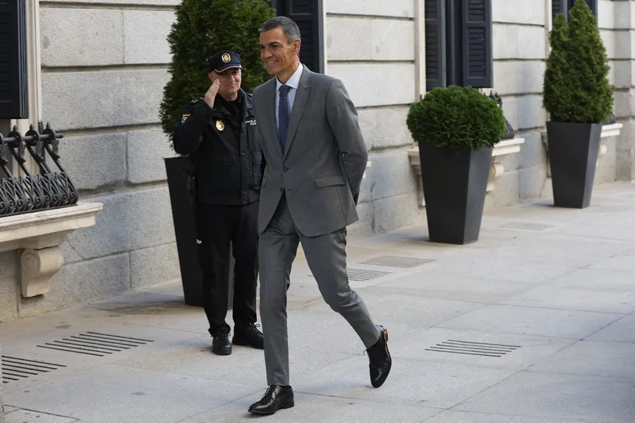 El presidente del Gobierno, Pedro Sánchez (d)