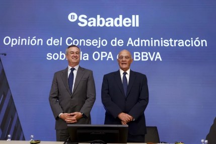 El presidente de Banco Sabadell, Josep Oliu (i) y el consejero delegado, César González-Bueno (i) durante la rueda de prensa de hoy