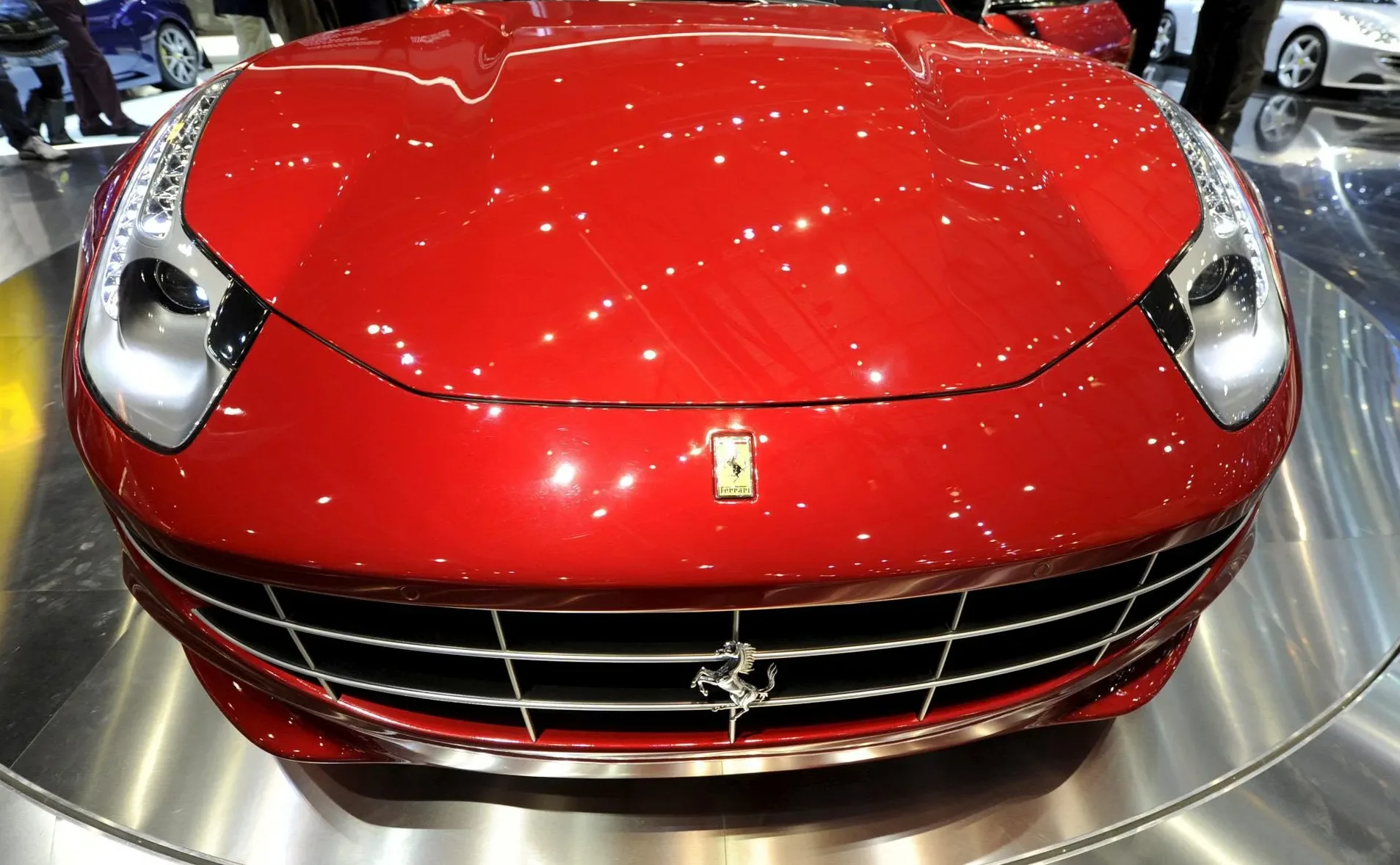 Un Ferrari y un Mercedes de alta gama requisados al narcotráfico, a subasta por 150 euros