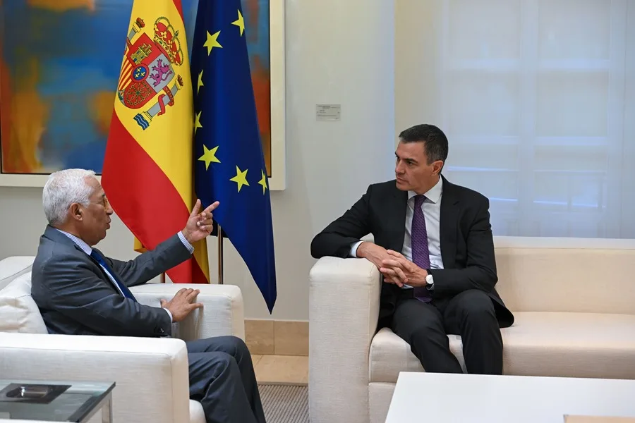 Sánchez reitera a Costa la necesidad de que la UE "convierta en acciones sus valores". En la imagen, El presidente del Gobierno, Pedro Sánchez (d), y el presidente del Consejo Europeo, António Costa, en el Complejo de la Moncloa, en Madrid. EFE/ Fernando Villar / Archivo