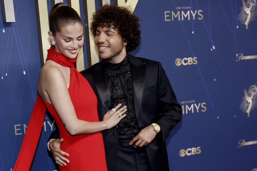 Premios Emmy 2025: artistas y celebridades desfilan en la alfombra roja