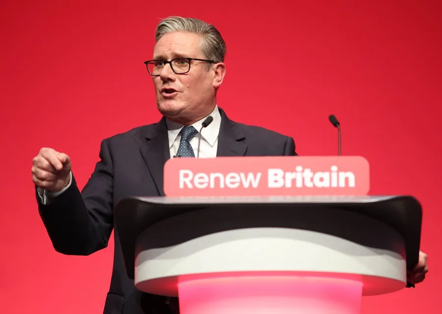 Starmer dice que el Reino Unido está en una encrucijada entre "renovación o declive". En la imagen, El primer ministro británico, Keir Starmer, durante su discurso ante el congreso anual del Partido Laborista en Liverpool este martes. EFE/EPA/ADAM VAUGHAN