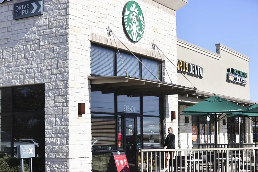 Starbucks anuncia cierres y despidos como parte de un plan para revivir la cadena de cafés