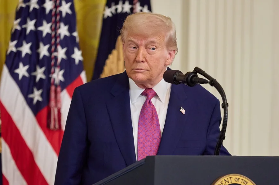 Trump pide a la Unión Europea imponer aranceles del 100 % a China y a la India, para presionar a Putin