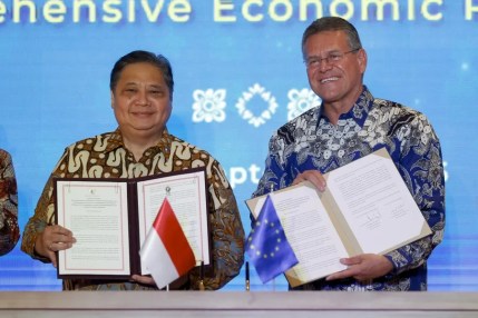 UE y Asia refuerzan sus lazos comerciales ante los aranceles de Trump. En la imagen, El comisario europeo de Comercio, Maros Sefcovic (d), y el ministro indonesio de Asuntos Económicos, Airlangga Hartato (i), este martes en Bali, Indonesia. EFE/EPA/MADE NAGI