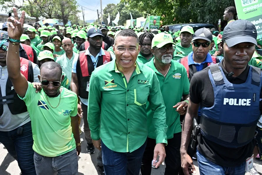 Fotografía de archivo del 18 de agosto de 2025 del primer ministro de Jamaica y candidato a un tercer mandato por el Partido Laborista de Jamaica (JLP, por sus siglas en inglés), Andrew Holness (c) en Kingston (Jamaica). EFE/ Rudolph Brown