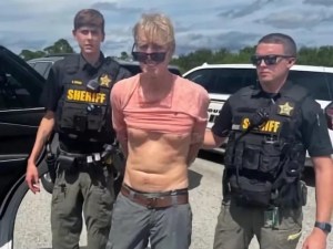 Fotografía de archivo cedida por la Oficina del Alguacil del condado de Martin que muestra el momento del arresto de Ryan Routh, sospechoso de intentar asesinar al expresidente Donal Trump en Palm Beach, Florida (EEUU). EFE/ Alguacil Condado Martin