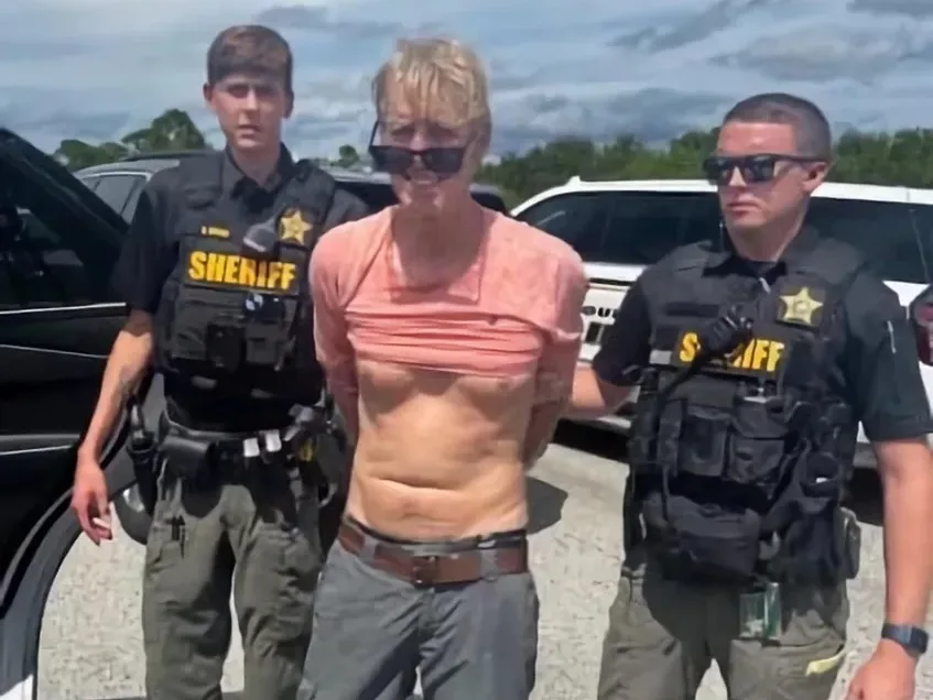 Fotografía de archivo cedida por la Oficina del Alguacil del condado de Martin que muestra el momento del arresto de Ryan Routh, sospechoso de intentar asesinar al expresidente Donal Trump en Palm Beach, Florida (EEUU). EFE/ Alguacil Condado Martin