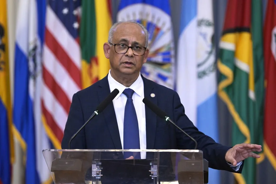 El secretario general de la Organización de los Estados Americanos (OEA), Albert Ramdin, habla durante una rueda de prensa este jueves, en Washington (Estados Unidos). EFE/ Lenin Nolly