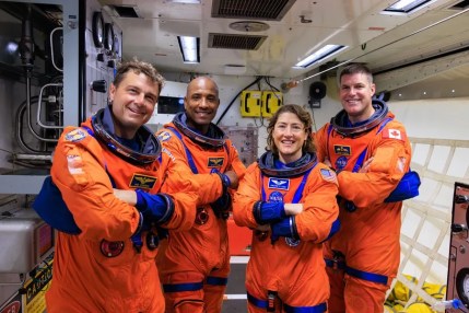 Fotografía cedida por la NASA donde aparecen los astronautas estadounidenses Reid Wiseman (i), Victor Glover (c-i), Christina Koch (c-d), y el canadiense Jeremy Hansen (d) de la misión Artemis II. EFE/Josh Valcarcel/NASA