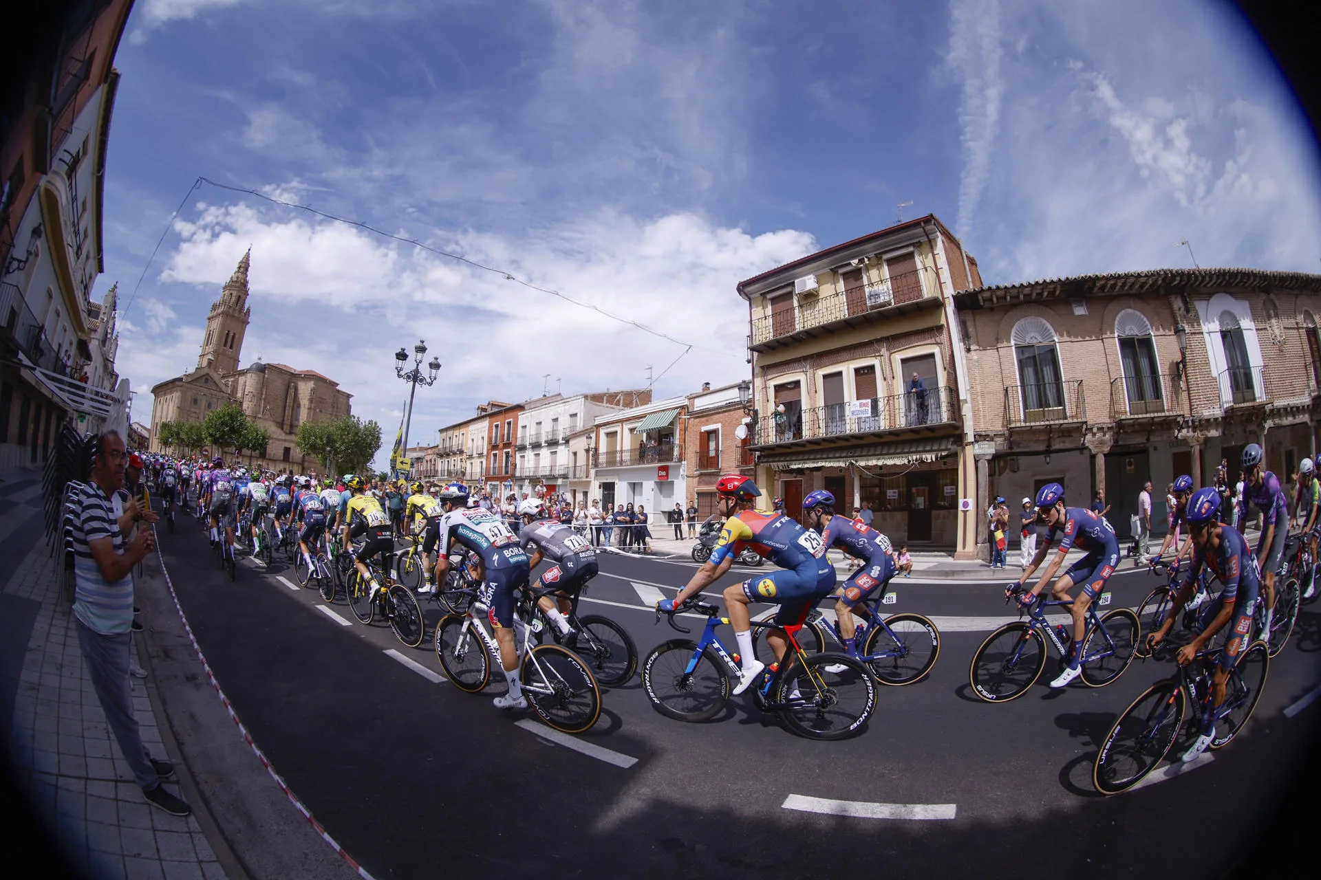 Un centenar de personas protestan contra Israel en el paso de La Vuelta por Salamanca